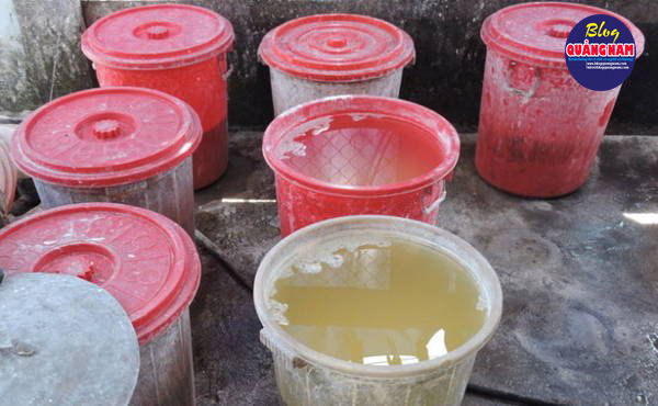 Bột sắn được ngâm qua nhiều nước để khử độ chua - Ảnh: T.LY Bột sắn được ngâm qua nhiều nước để khử độ chua - Ảnh: T.LY